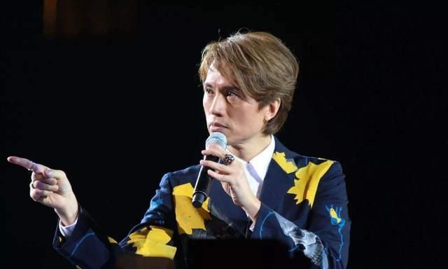 2018年,做了近30年栋笃笑的黄子华金盆洗手,举行栋笃笑告别演出,连开