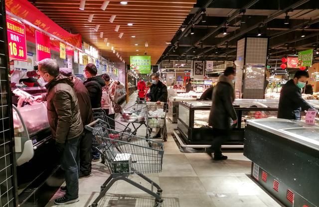 武汉某超市，购物市民比较密集，但从容有序，大白菜1元一斤