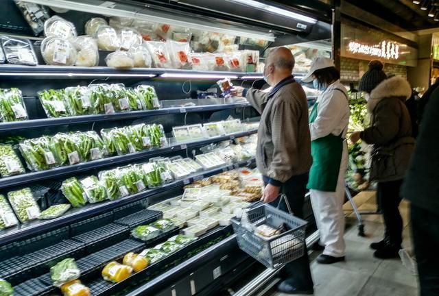 武汉某超市，购物市民比较密集，但从容有序，大白菜1元一斤