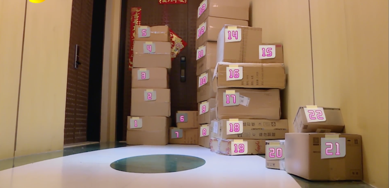 林允早上起来的第一件事就是,先整理门口的快递盒,但家里已经寸步难行