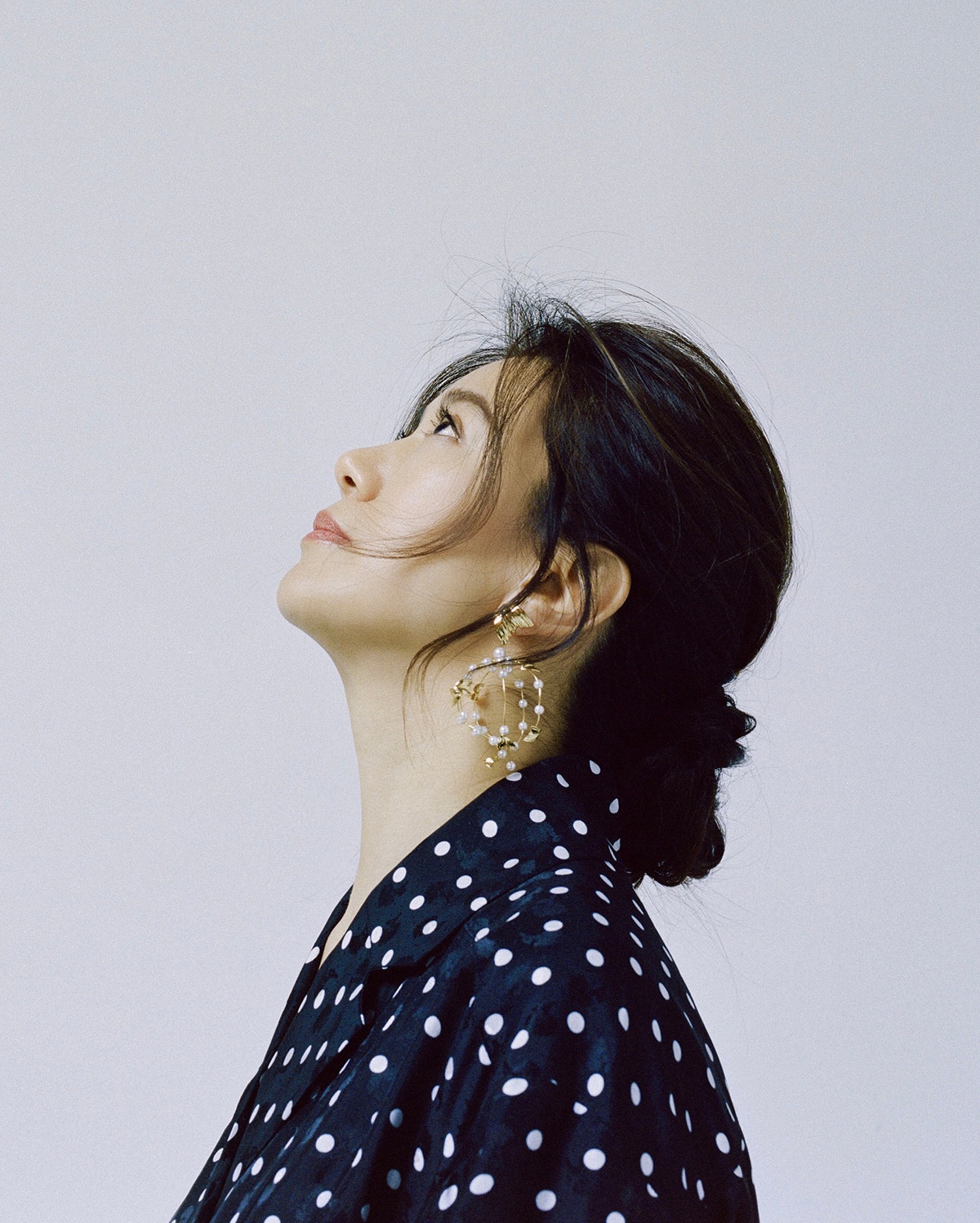 48岁袁咏仪"开年首封"大片!穿红绿蓝三件连衣裙出镜,魅力十足