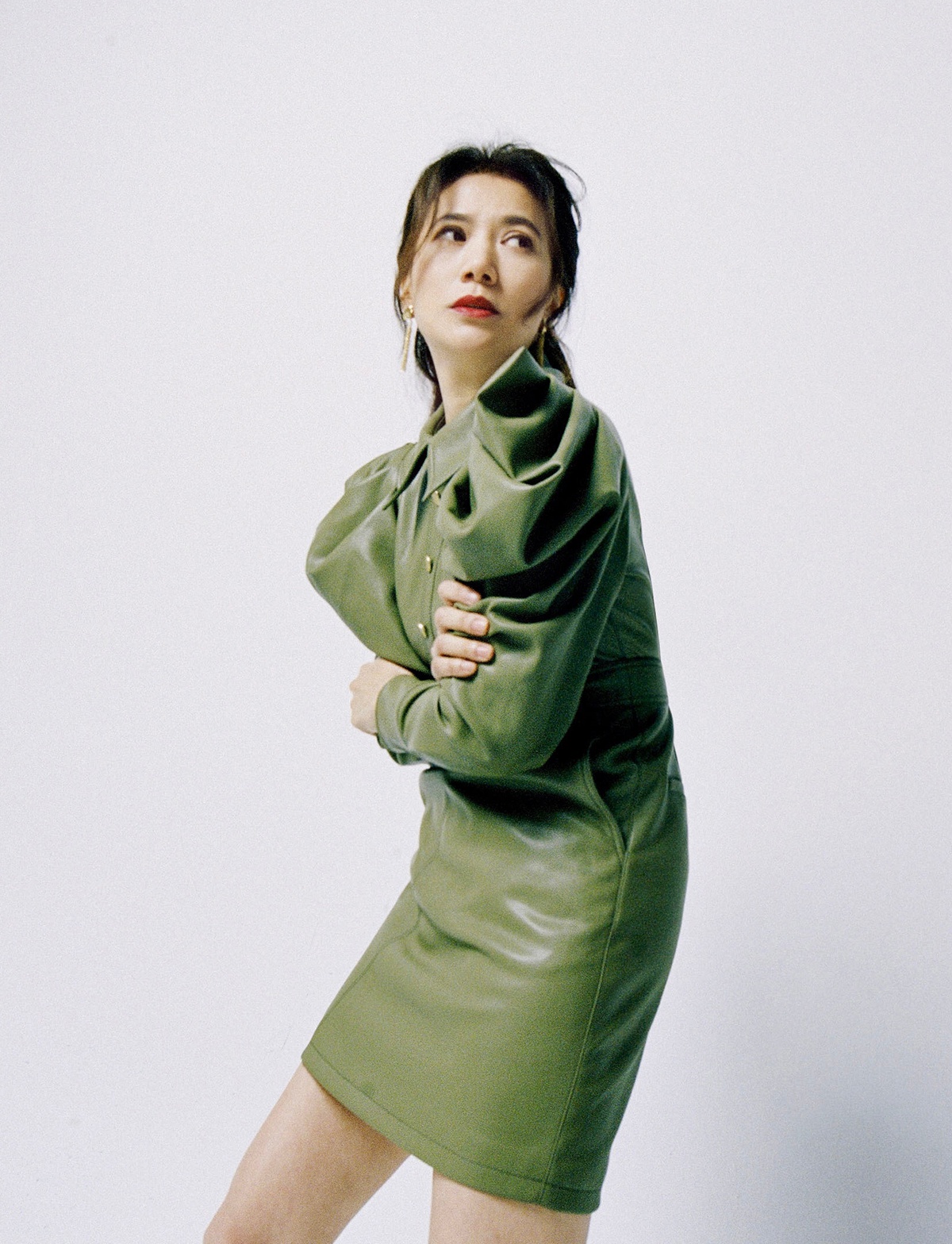 48岁袁咏仪"开年首封"大片!穿红绿蓝三件连衣裙出镜,魅力十足