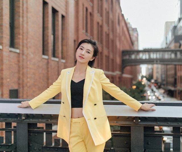 "沈眉庄"气场全开,穿露脐上衣配修身西装,梳大背头霸气侧漏