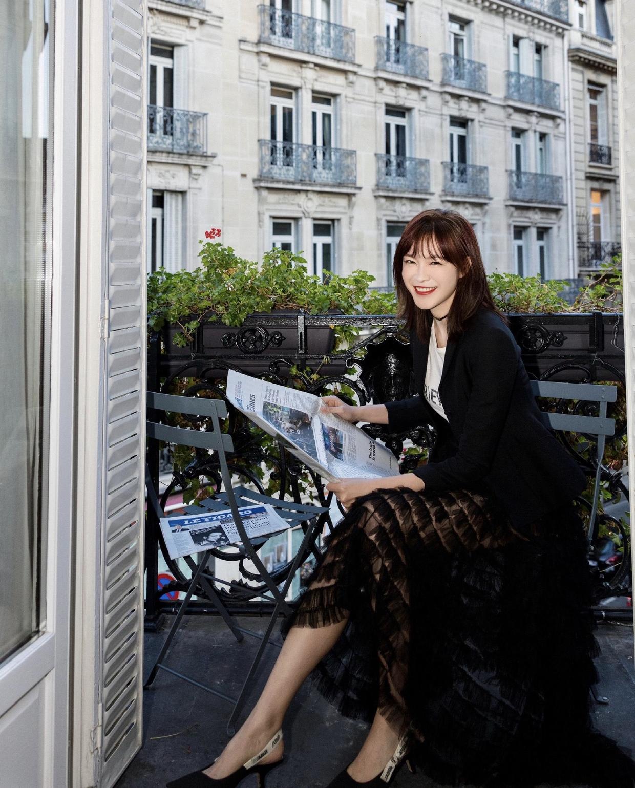 黑色的西装外套很适合李艾,因为李艾的骨架比较大,所以她能够撑得起