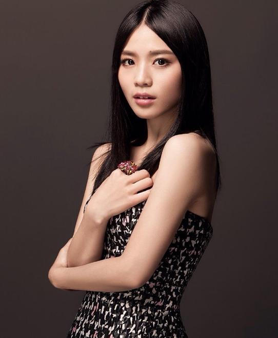 她一出生就被父母遗弃,靠自己成为歌手,如今登上芒果跨年晚会