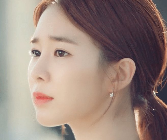 她就是韩国女星刘仁娜,想必喜欢看韩剧的朋友都对她不陌生了,刘仁娜在