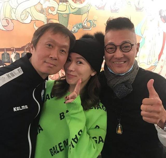 虽然李耀景发展得一般,但外形却保持得很不错,年过五十依旧有型有款.