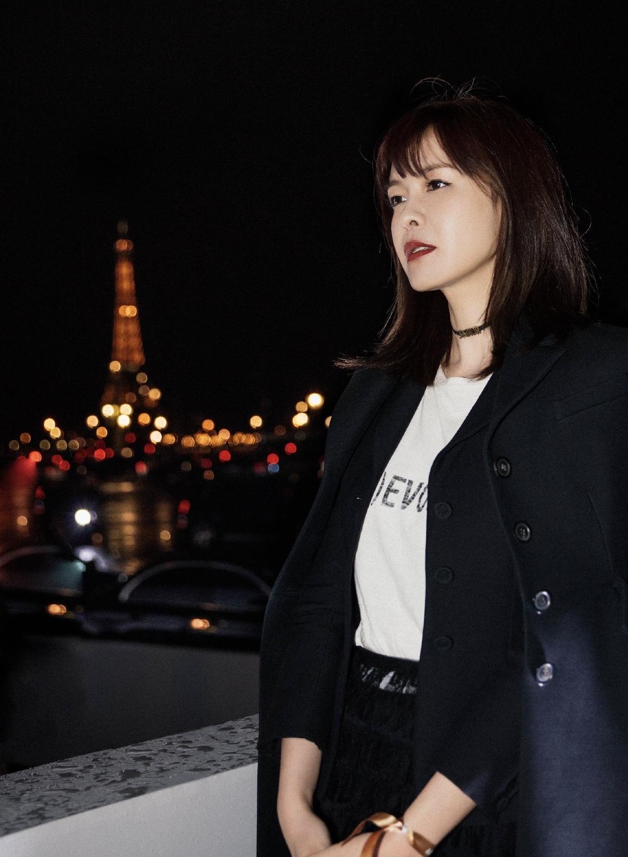 从版型上来看,我们会发现李艾的这一件西装并没有选择太过宽松的设计