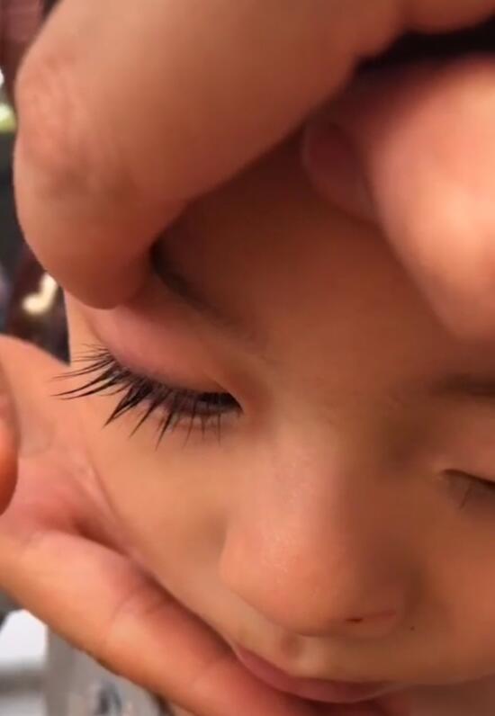 "睫毛精"宝宝走红,网友:眼睛是心灵的窗户,他们还自带窗帘