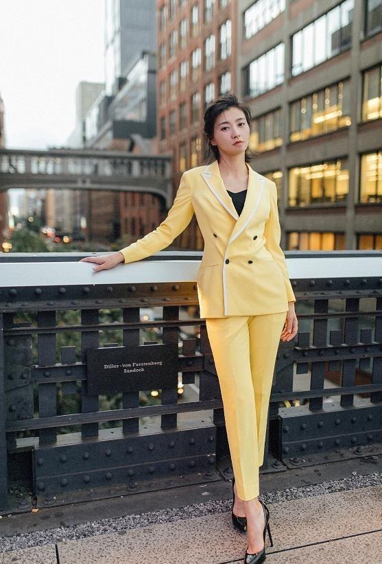 "沈眉庄"气场全开,穿露脐上衣配修身西装,梳大背头霸气侧漏