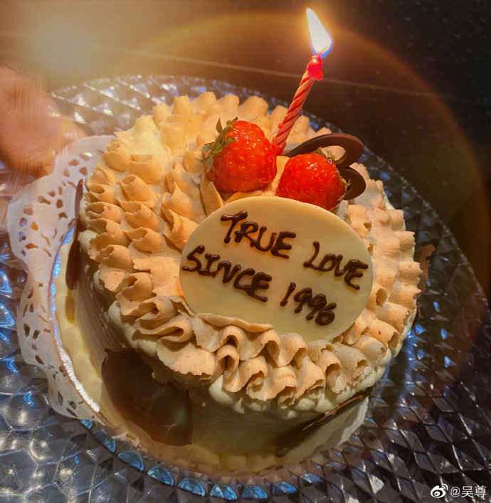 吴尊晒照庆祝妻子40岁生日!小两口在烛光下亲吻,礼物不贵但用心