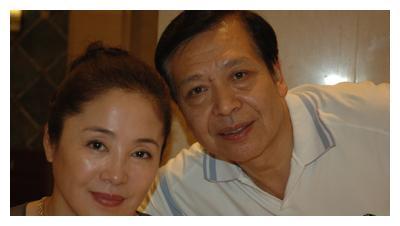 老戏骨盖克,巅峰时赴美后丈夫亡故,复出后风光不再至今单身