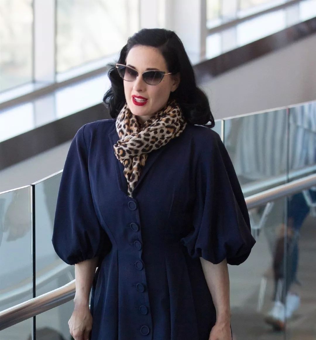 最贵舞娘现身走秀,天价"捆绑紧身裙"勒出凹凸感