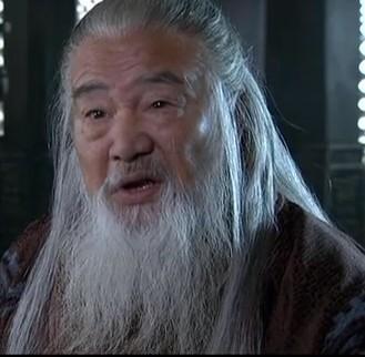 袁术旁边那个白胡子谋士是谁