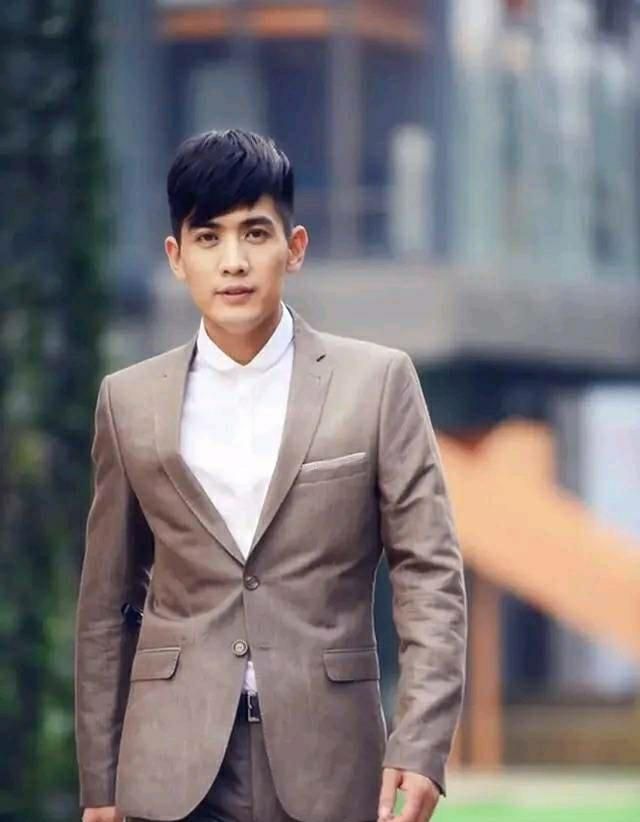 而徐箭则是在《杨贵妃秘史》这部影片之中出演窝囊太子的寿王李瑁.