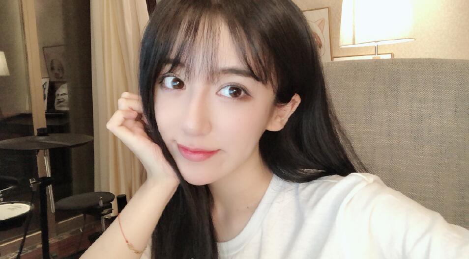 智勋在斗鱼lol板块也是一个非常著名的主播,凭借着"矮人一等"的身高