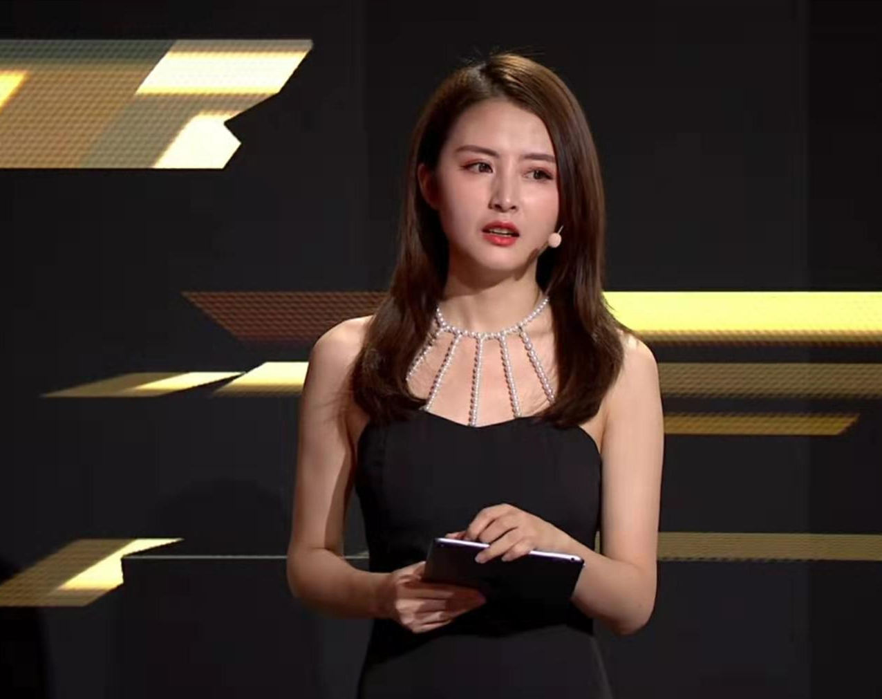 今天主播小南解说了本场比赛,当湖人队进行纪念科比的仪式时,我们可以