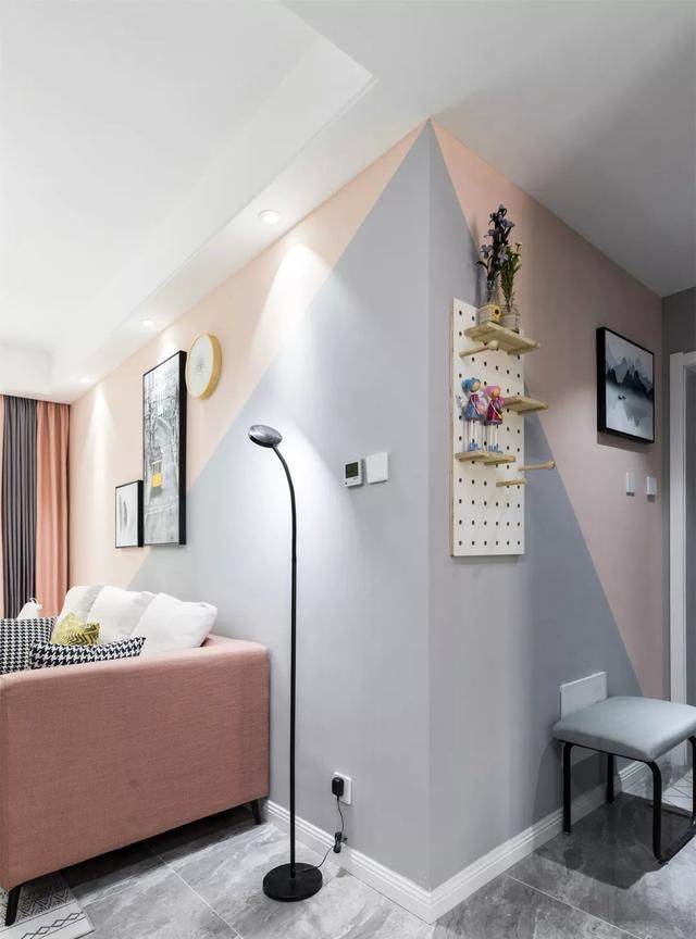 拼色墙面转角延伸到客厅沙发背景墙,灯光照射下可爱温馨感也得到了