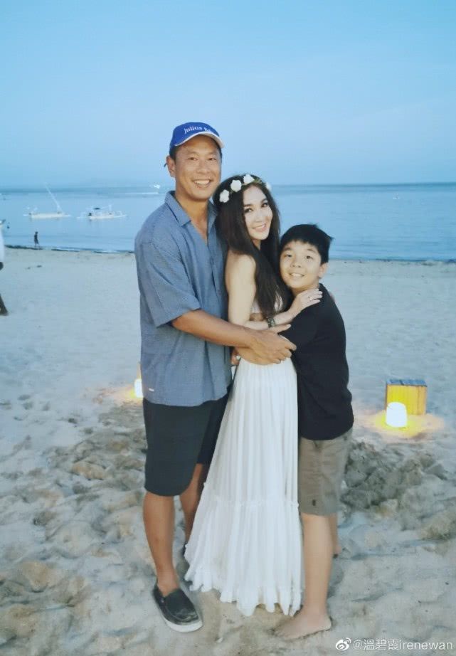 53岁温碧霞晒美照富商老公罕见出镜,与养子同框一家三口好温馨