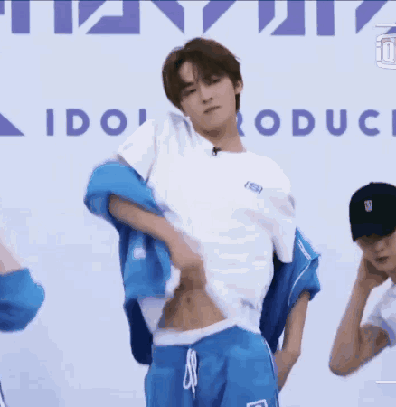 时候就有八块腹肌了,引起不少网友的围观,另外朱正廷跳现代舞也很厉害