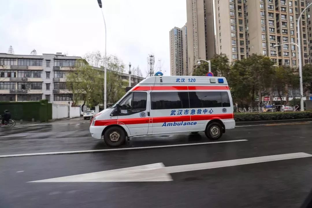武汉120急救中心的一名司机王刚说,他们日常的出车量是一天八九趟,但