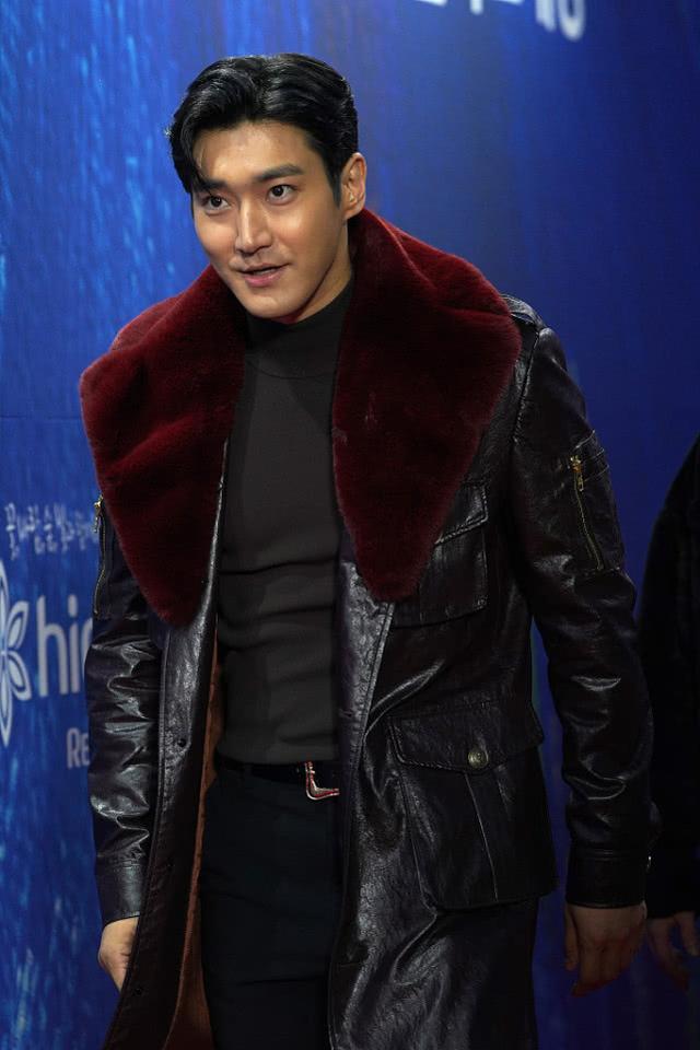 崔始源现身活动,穿皮大衣帅气有型,毛领设计超抗冻