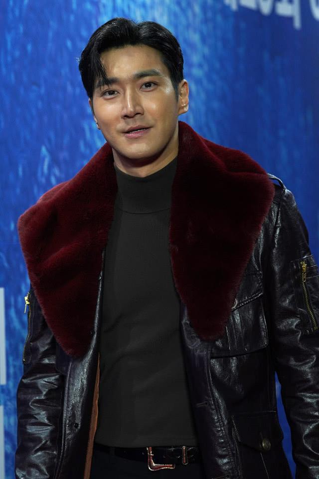 崔始源现身活动,穿皮大衣帅气有型,毛领设计超抗冻