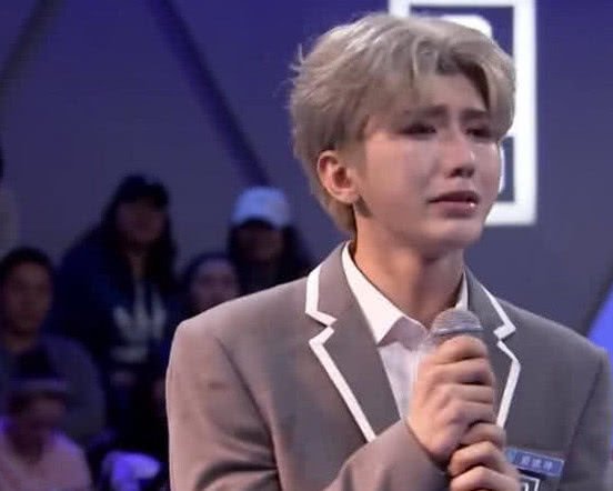 蔡徐坤c位出道哭成泪人,李荣浩的表情?网友:认真的?