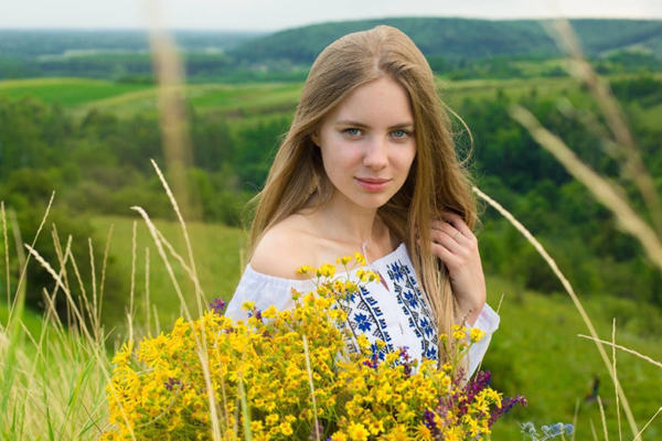 全是俄罗斯美女的中国小城当地小伙娶洋媳妇贤惠漂亮还能干