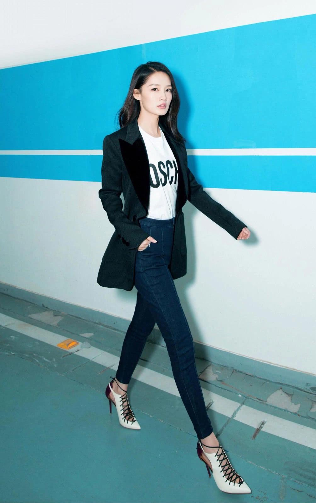 李沁穿新年红连衣裙太美了,配金属腰带个性显高,优雅到骨子里