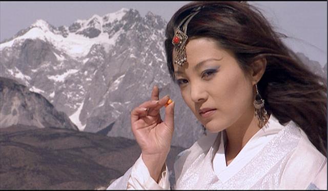 她曾四次登上春晚,同居五年却不知男友是逃犯,一气之下剃成光头