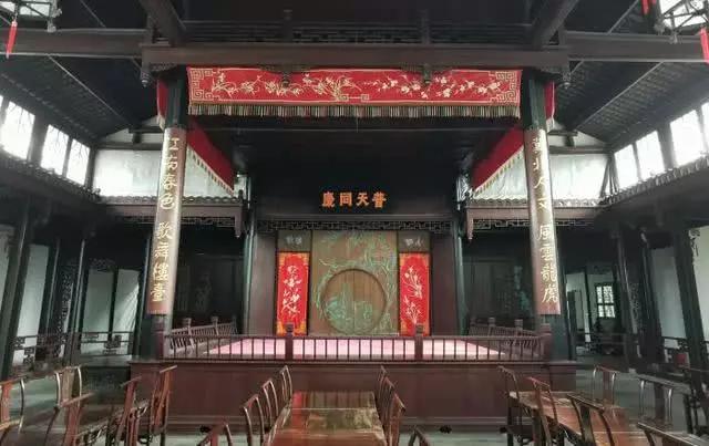 到忠王府参观的人不多,一个人逛来逛去感觉四周空荡荡的,经过那些雕龙