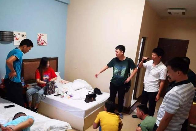 旅游时认识的女生，她要求同住一间房，这样拒绝会被打耳光吗？