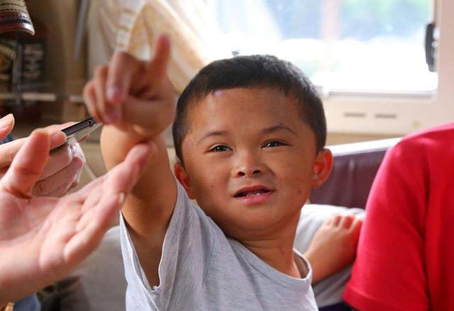 网红小马云被解雇,回到贫困山村由奢入俭,网友:孩子被毁了