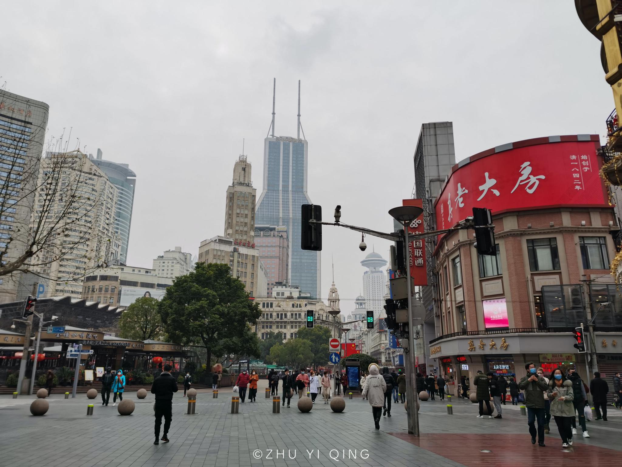 实拍上海过年景象,昔日最繁华的步行街南京路,如今游客寥寥无几