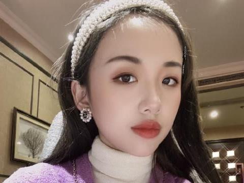 阿沁给大家讲解护肤步骤,高调晒出化妆台,看着很像奢侈品商场