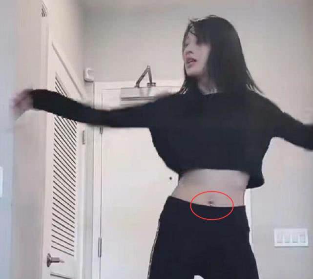 她还想让大家看到她肚脐眼上的钻石脐环,这个脐环发出很闪亮的光芒