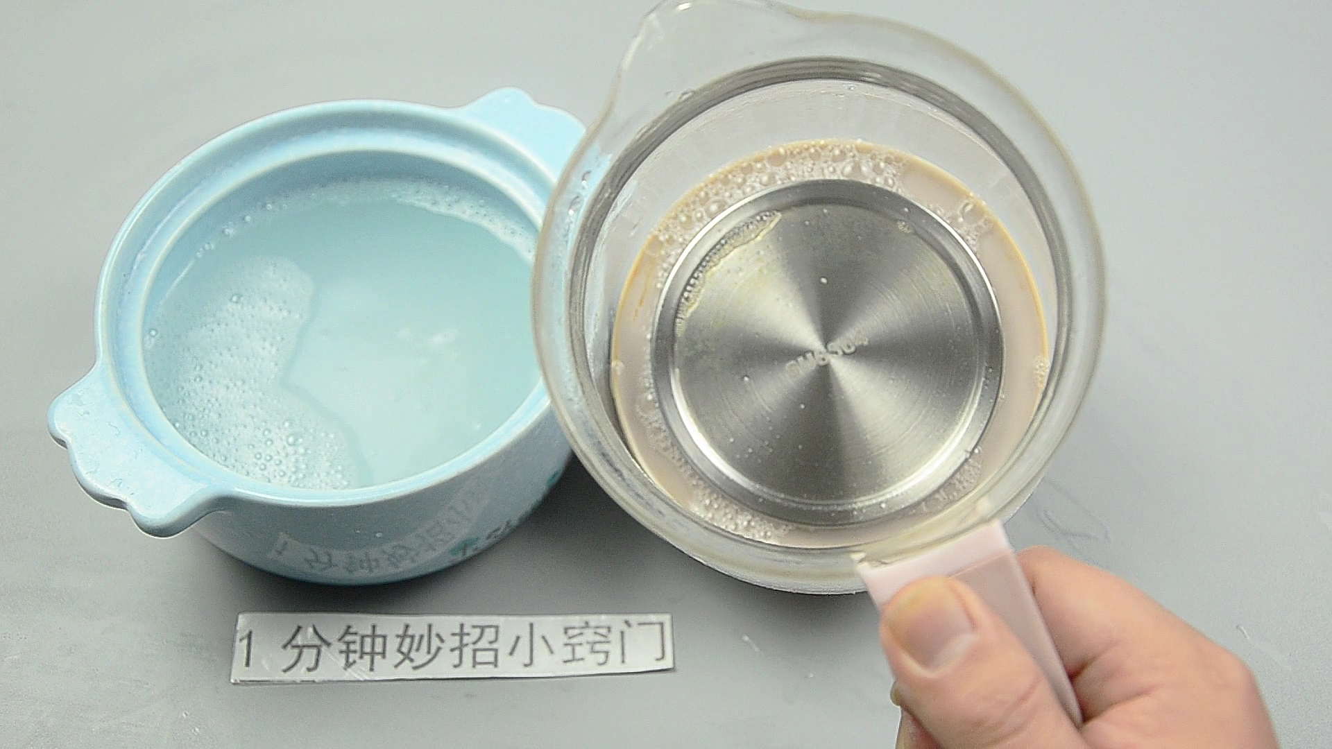水壶上撒一把 不管多厚的水垢哗哗掉 和新的一样干净 厉害