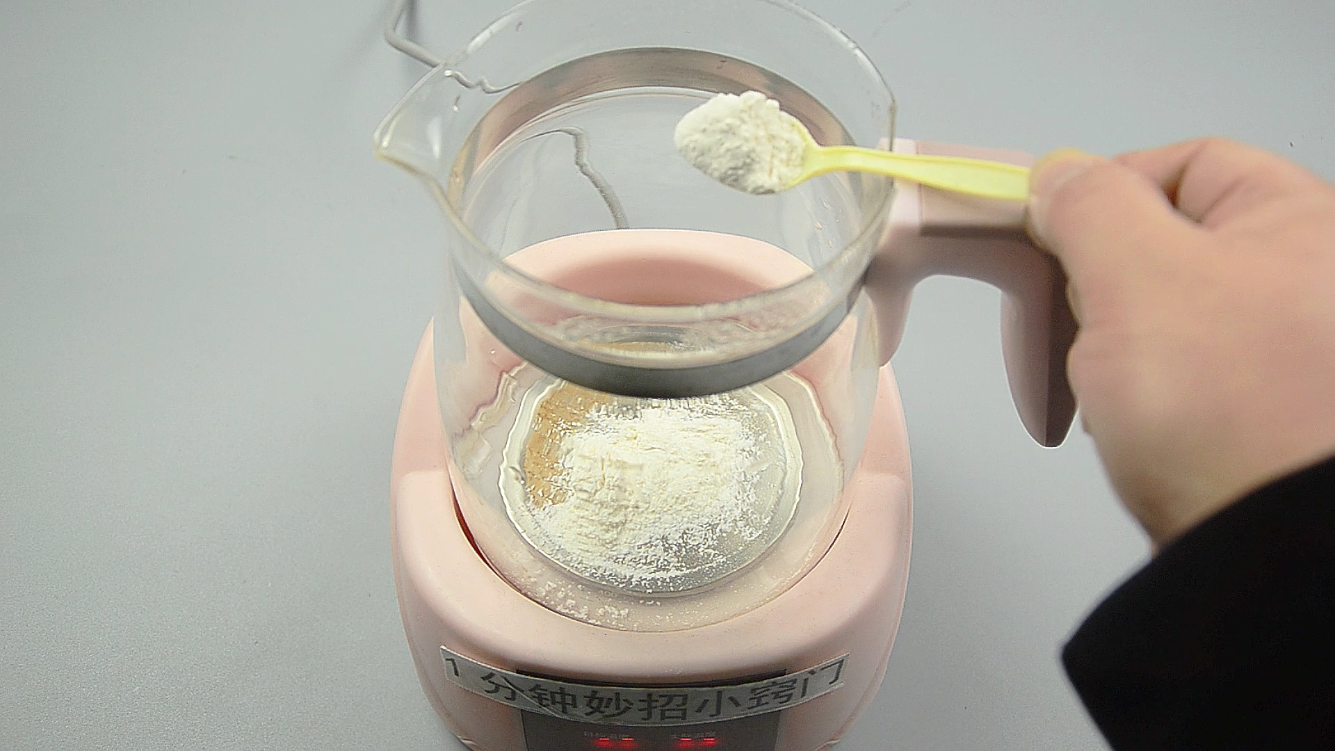 水壶上撒一把 不管多厚的水垢哗哗掉 和新的一样干净 厉害