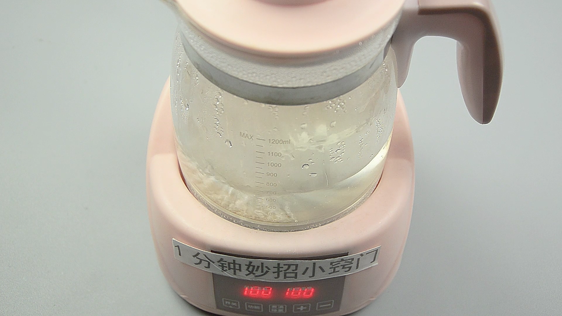 水壶上撒一把 不管多厚的水垢哗哗掉 和新的一样干净 厉害