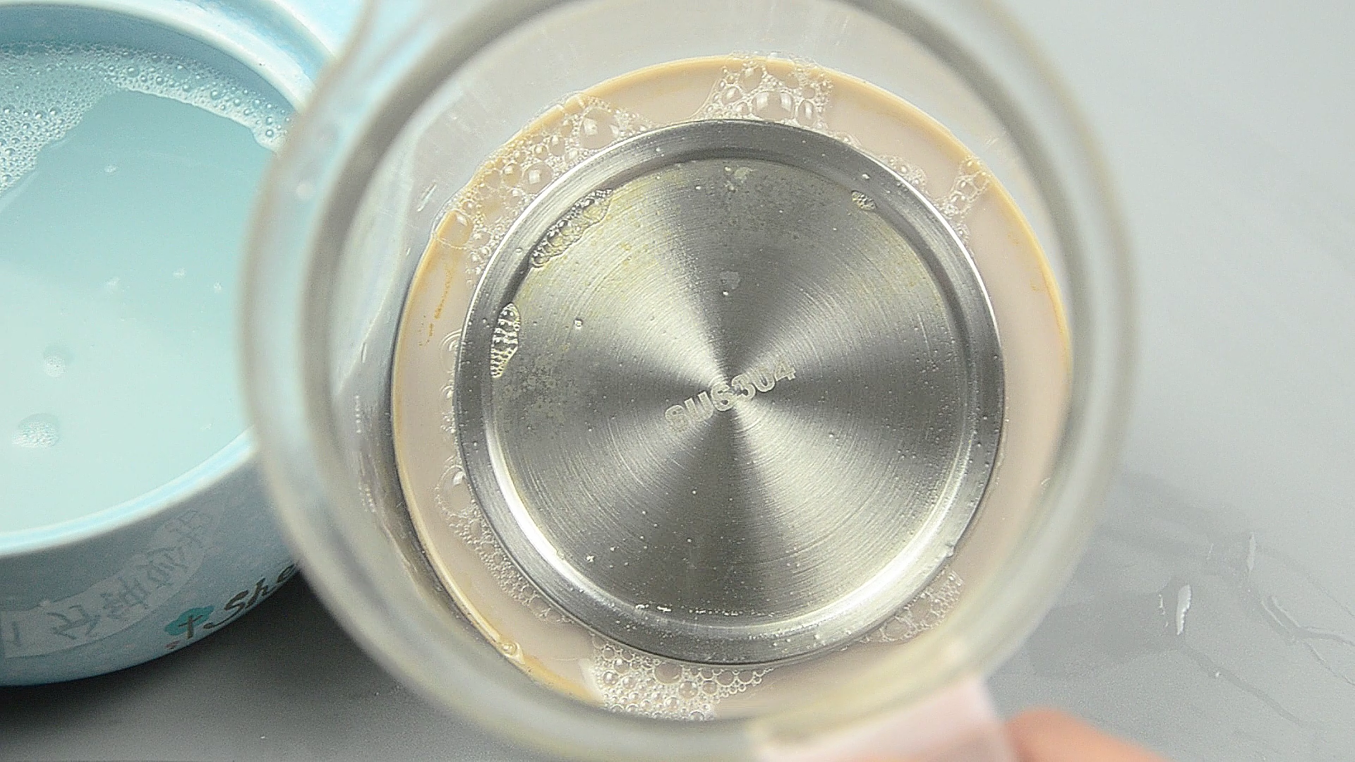 水壶上撒一把 不管多厚的水垢哗哗掉 和新的一样干净 厉害