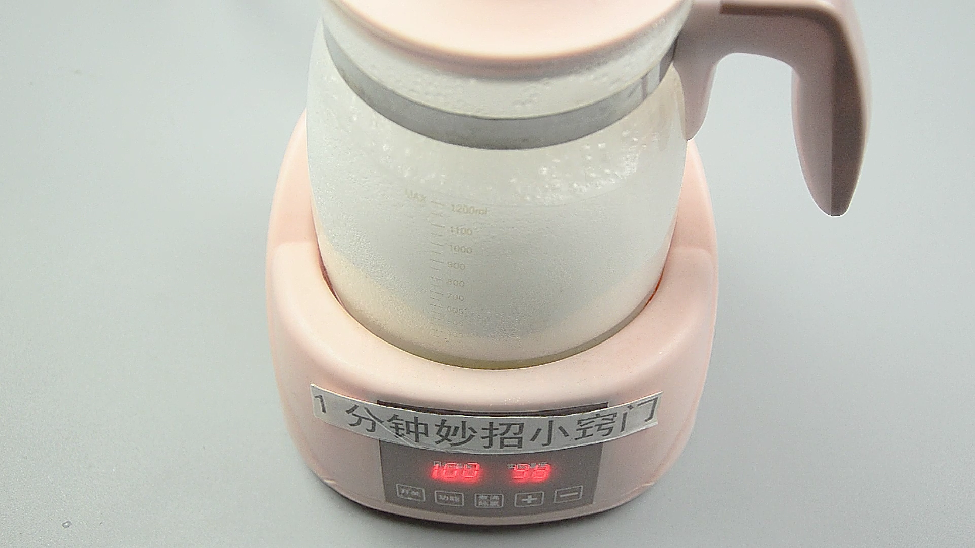 水壶上撒一把 不管多厚的水垢哗哗掉 和新的一样干净 厉害