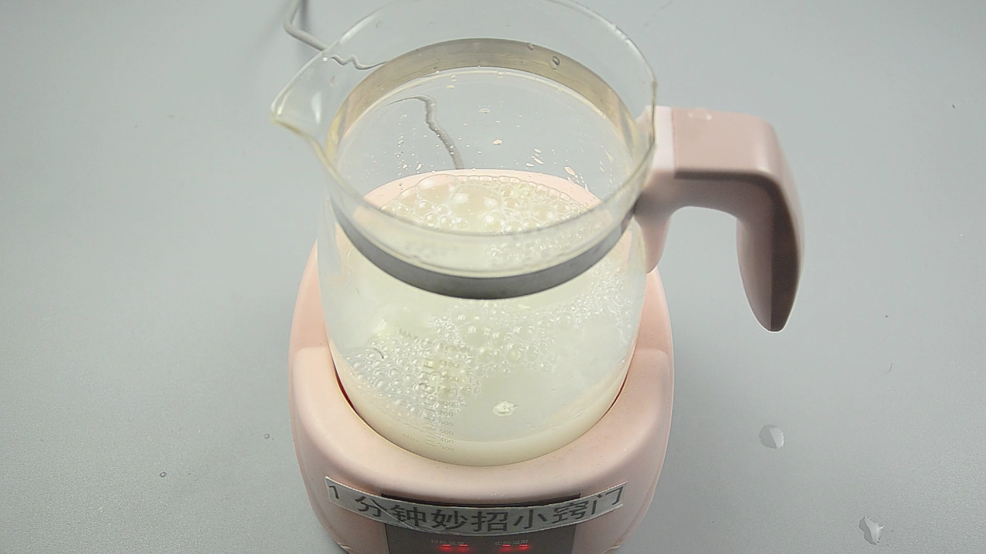 水壶上撒一把 不管多厚的水垢哗哗掉 和新的一样干净 厉害