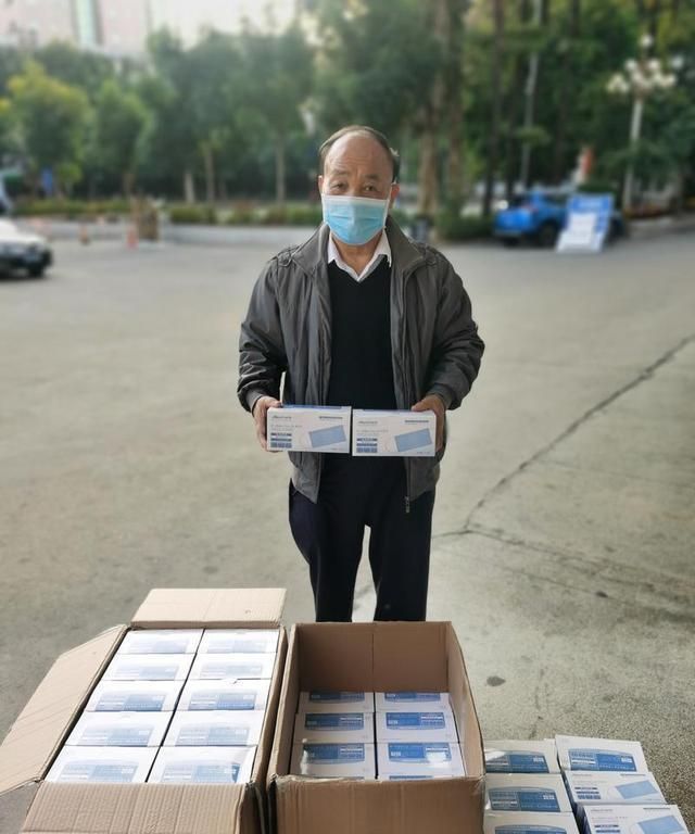 南岭村社区老党员张伟基自掏腰包 为医院和居民赠送口罩6000个