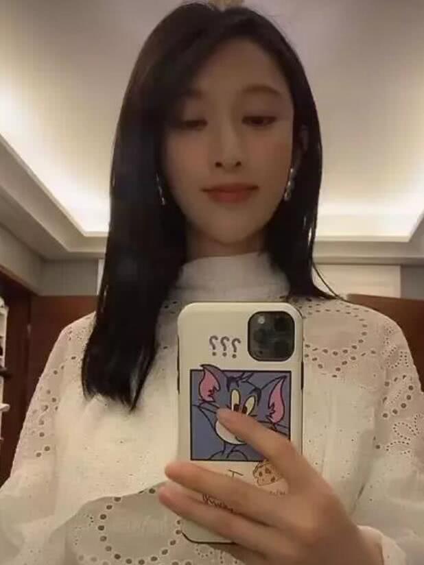 张俪穿露脐装跳舞秀钻石脐环,却被网友指有赘肉?