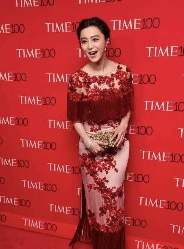 范冰冰虽胳膊有点粗，但穿红色刺绣连衣裙很美