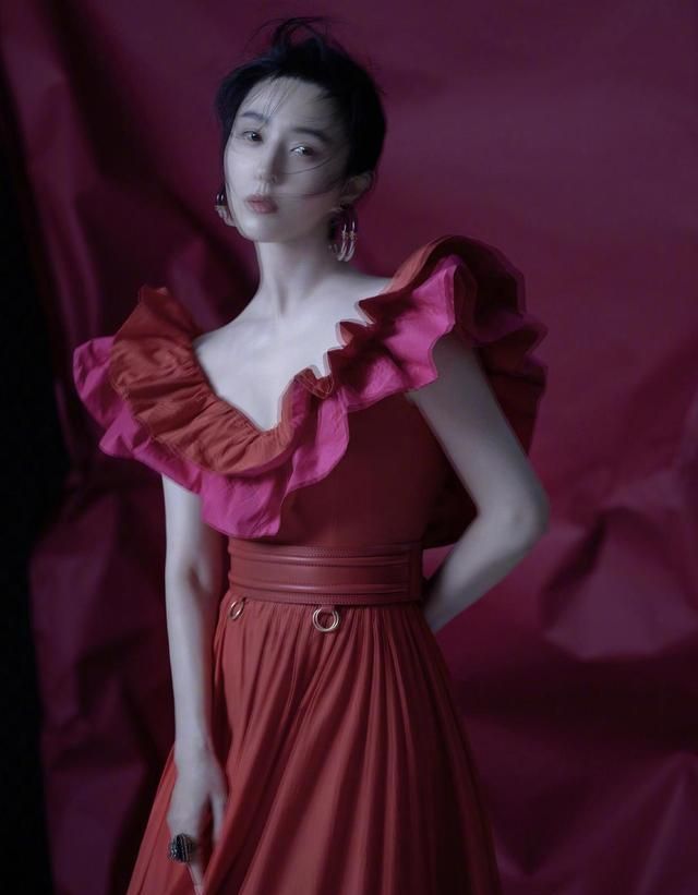 范冰冰虽胳膊有点粗，但穿红色刺绣连衣裙很美