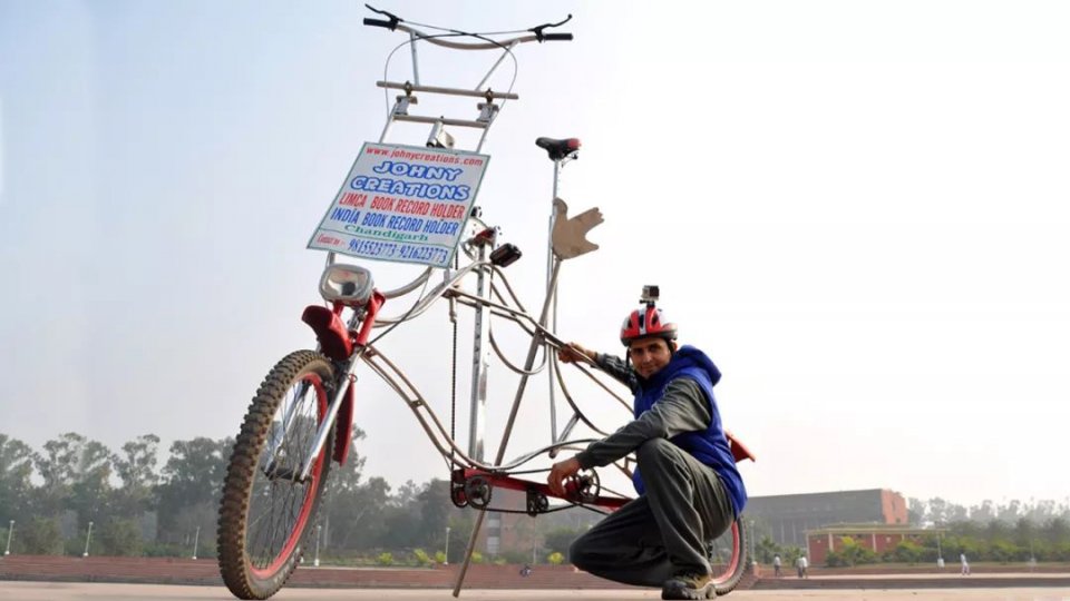 印度小伙自制巨型自行车,高度达到3米,小编第一次见