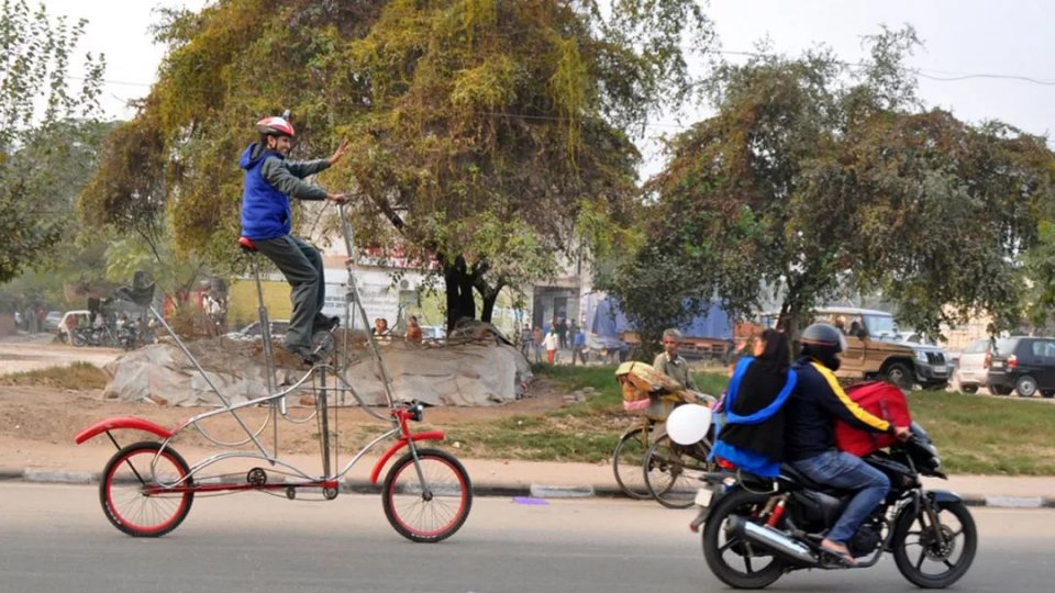 印度小伙自制巨型自行车,高度达到3米,小编第一次见
