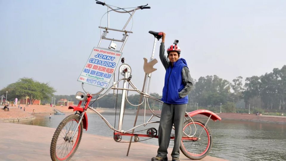 印度小伙自制巨型自行车,高度达到3米,小编第一次见